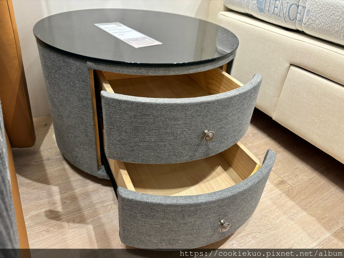 新竹購買家具首推 < 好睡王竹北旗艦店 > 比利時百年名床-” height=”600″ src=”https://cookiekuo.tw/wp-content/uploads/2025/10/1706170059-1304474317-g.png” title=”新竹購買家具首推 < 好睡王竹北旗艦店 > 比利時百年名床-” width=”450″></p>
<p>派克是很有特色的橢圓形設計～桌面的黑玻璃材質特顯奢華，且櫃體表面採布面設計，沉穩樸素又大器！雙層抽屜容量大，置物空間給很足<img title=